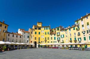 praça piazza dell anfiteatro no pátio do circo da cidade medieval lucca centro histórico foto