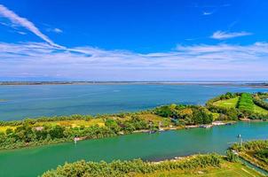 vista aérea das ilhas torcello, canal de água com barcos de pesca e árvores verdes foto