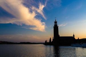 torre de stadshuset da prefeitura de estocolmo ao pôr do sol, crepúsculo, suécia foto