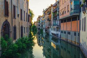 ponte delle torricelle ponte através do canal com edifícios nas laterais no centro histórico da cidade de pádua foto