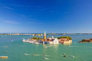 vista panorâmica aérea da ilha de san giorgio maggiore com campanile san giorgio na lagoa veneziana foto