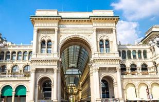 galeria vittorio emanuele ii famoso shopping de luxo, milão, itália foto