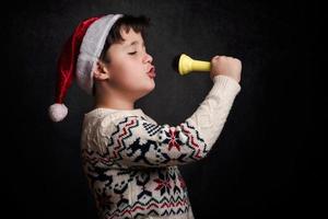 criança cantando canção de natal no natal foto