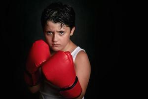 garotinho com luvas de boxe foto