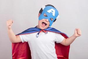criança engraçada vestida de super-herói