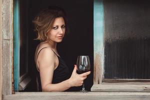 mulher bonita com copo de vinho foto