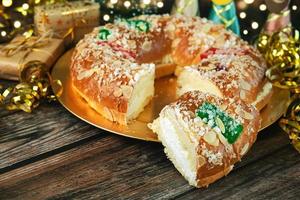 roscon de reyes com creme e enfeites de natal. conceito do dia dos reis espanhol três reis cake.typical sobremesa espanhola para o natal. foco seletivo foto