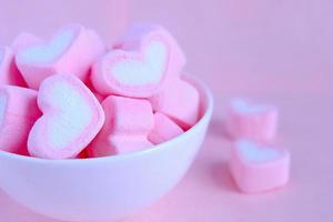 fundo de marshmallow rosa, marshmallow de coração em copo branco, fundo de dia dos namorados foto