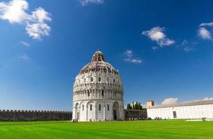 batistério de pisa battistero di pisa na piazza del miracoli duomo quadrado grama verde foto