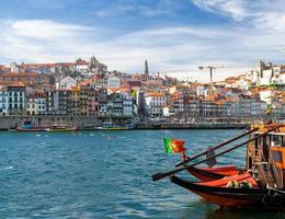 portugal, cidade paisagem porto, barcos de madeira com barris de vinho do porto fecham no rio douro foto