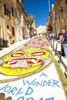 flores de mosaico coloridas desenhando tapete na rua perto do antigo castelo medieval da torre cittadella foto