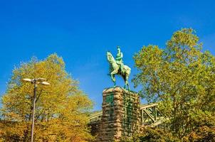 estátua uestria do monumento kaiser wilhelm ii em pedestal de pedra perto da ponte hohenzollern em colônia foto