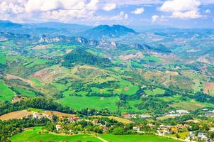 vista panorâmica aérea superior da paisagem com vale, colinas verdes, campos e aldeias da república san marino foto