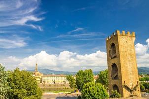 porta san niccolo torre de muralhas defensivas na praça giuseppe poggi foto