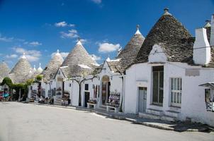 cidade de alberobello, vila com casas trulli na região da apúlia puglia foto