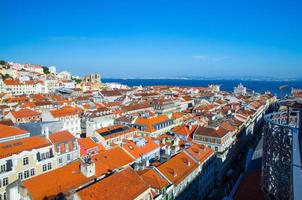 portugal, vista panorâmica da cidade velha de lisboa no verão, centro turístico de lisboa foto