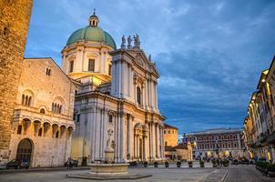 palácio palazzo del broletto, catedral de santa maria assunta, duomo nuovo foto