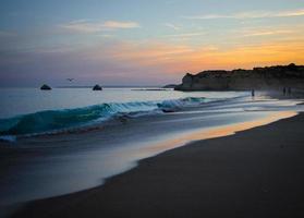 portugal, algarve, as melhores praias de portimão, praia da rocha, pôr do sol sobre o oceano atlântico foto