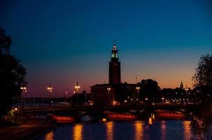 torre de stadshuset da prefeitura de estocolmo ao pôr do sol, crepúsculo, suécia foto