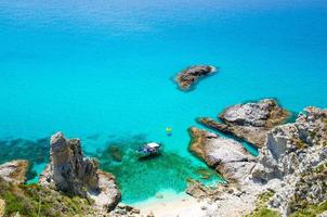 iate de pesca e barco de borracha na lagoa capo vaticano, calábria, itália foto