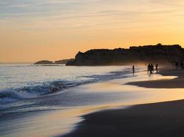 portugal, algarve, as melhores praias de portimão, praia da rocha, pôr do sol sobre o oceano atlântico foto