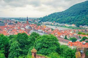 vista panorâmica aérea do centro histórico da cidade velha de heidelberg com a igreja do espírito santo heiliggeistkirche foto