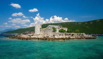 mosteiro e igreja na ilha na baía de boka kotor, montenegro foto