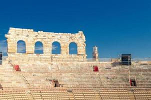 a vista interna do interior da arena de verona com arquibancadas de pedra. anfiteatro romano arena di verona foto