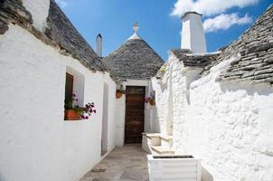 cidade de alberobello, vila com casas trulli na região da apúlia puglia foto