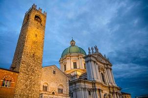 palácio palazzo del broletto, catedral de santa maria assunta, duomo nuovo foto