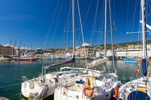 porto porto antico porto com iates brancos de luxo no centro histórico da antiga cidade europeia genoa foto