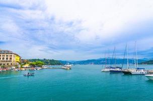 golfo de spezia água turquesa com iates e barcos da cidade costeira de portovenere foto