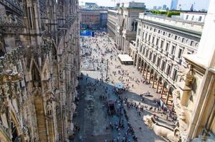 multidão pequenas figuras de pessoas na praça piazza del duomo, milão, itália foto