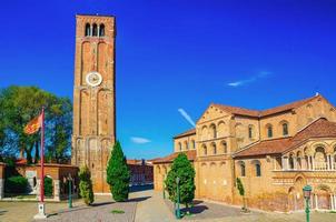 igreja de santa maria e san donato e prédio de tijolos da torre sineira na praça campo san donato foto