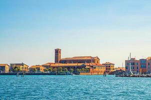 vista da lagoa do mar da paisagem urbana da cidade de chioggia com a igreja católica de saint domenico foto