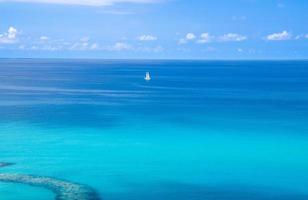 vista aérea do mar Tirreno com água turquesa, tropea, itália foto