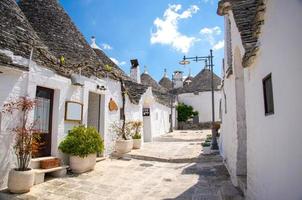 cidade de alberobello, vila com casas trulli na região da apúlia puglia foto