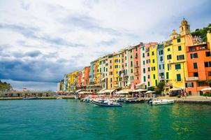 fileira de casas coloridas de edifícios multicoloridos da cidade costeira de portovenere foto