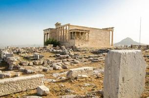 antigo templo erechtheion na colina da acrópole em atenas, grécia foto