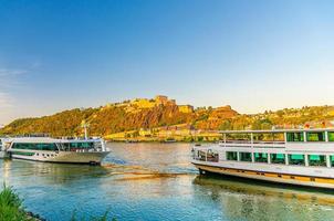 Fortaleza de ehrenbreitstein edifício medieval na colina da margem leste do rio Reno, vista de koblenz foto