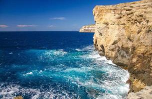 penhascos rochosos do litoral perto da janela azul desmoronada, ilha de gozo, malta foto