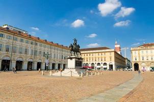 torino, itália praça san carlo com monumento emanuele filiberto foto