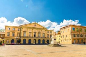 teatro del giglio edifício de teatro e monumento na praça piazza del giglio no centro histórico da cidade medieval de lucca foto