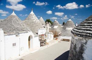 cidade de alberobello, vila com casas trulli na região da apúlia puglia foto