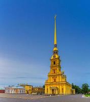 igreja ortodoxa da catedral de são pedro e paulo com pináculo dourado foto