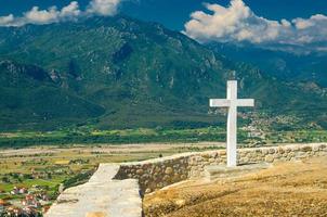 grande cruz branca do mosteiro de meteora da santíssima trindade, kalabaka, grécia foto