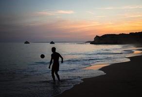 portugal, algarve, as melhores praias de portimão, praia da rocha, pôr do sol sobre o oceano atlântico foto