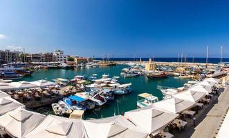 porto de marina e porto com iates em kyrenia girne, norte de chipre foto