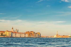 paisagem urbana de veneza com água do canal giudecca da lagoa veneziana, aterro de fondamenta zattere foto