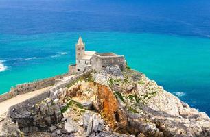 igreja católica chiesa san pietro, lord byron parque parque natural de portovenere cidade na rocha do penhasco de pedra foto